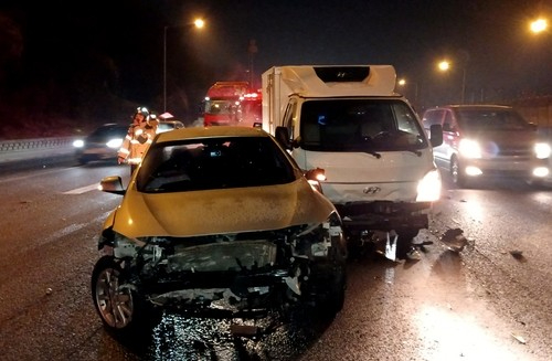 제2경인고속도로 차 사고. 인천소방본부 제공. [사진=연합뉴스]