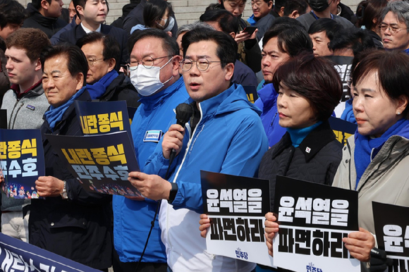 '윤석열 대통령 파면 촉구' 도보행진에 참가한 더불어민주당 박찬대 원내대표를 비롯한 의원들이 16일 서울 여의도 국회를 출발해 광화문 농성장으로 향하고 있다. 2025.3.16 [사진=연합뉴스]