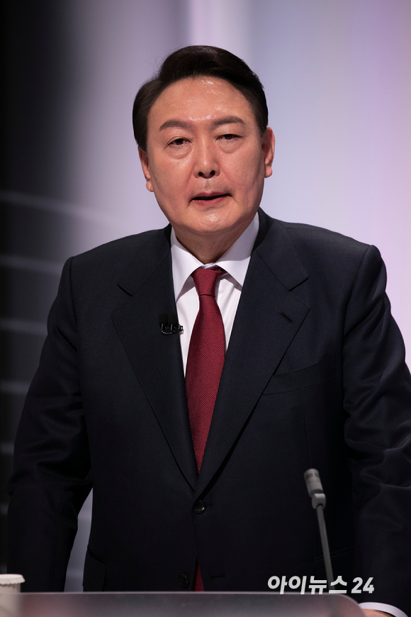 중앙선거관리위원회 주최로 제20대 대통령선거 후보자 토론회(정치분야)가 25일 오후 서울 상암동 SBS프리즘타워에서 열린 가운데 윤석열 국민의힘 대선후보가 참석하고 있다. [사진=국회사진취재단]