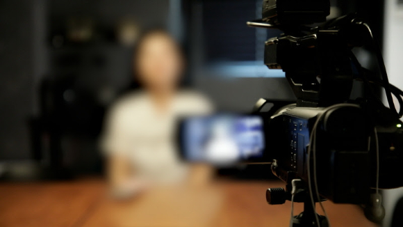 &apos;추적60분&apos; 전직 아나운서가 사립대 총장 남편 고발한 이유