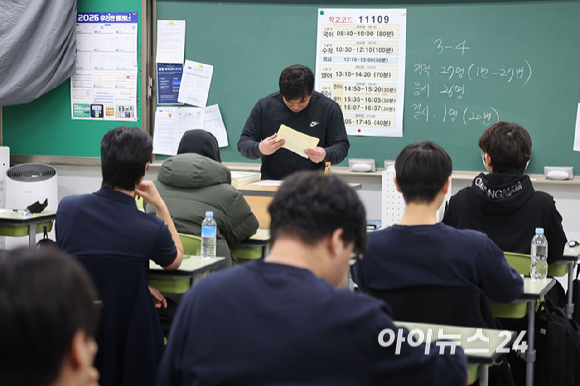 2026년 3월 전국연합학력평가가 실시된 24일 오전 서울 금천구 금천고등학교에서 학생들이 시험을 준비하고 있다. [사진=사진공동취재단]