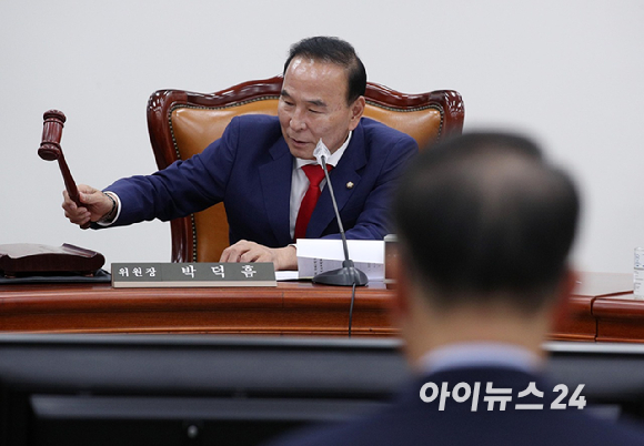 박덕흠 당시 국회 정보위원장이 지난 2023년 9월 7일 국회에서 열린 정보위원회 전체회의에서 의사봉을 두드리고 있다. [사진=국회공동취재단]