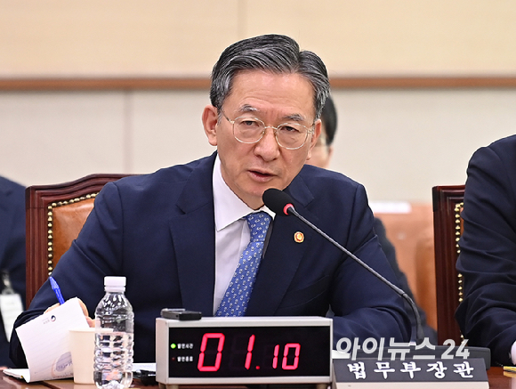 정성호 법무부 장관이 3일 서울 여의도 국회에서 열린 윤석열 정권 정치검찰 조작기소 의혹사건 진상규명 국정조사 특별위원회 전체회의에서 질의에 답변하고 있다. [사진=곽영래 기자]