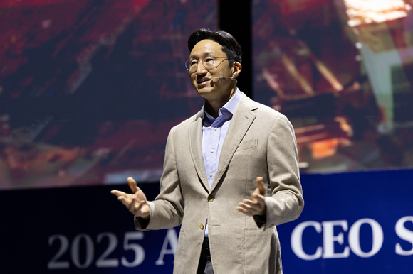 정기선 HD현대 회장이 27일 경주엑스포대공원 문화센터 문무홀에서 진행된 APEC CEO 서밋 ‘퓨처 테크 포럼: 조선’에서 기조연설을 진행하고 있다. [사진=HD현대]