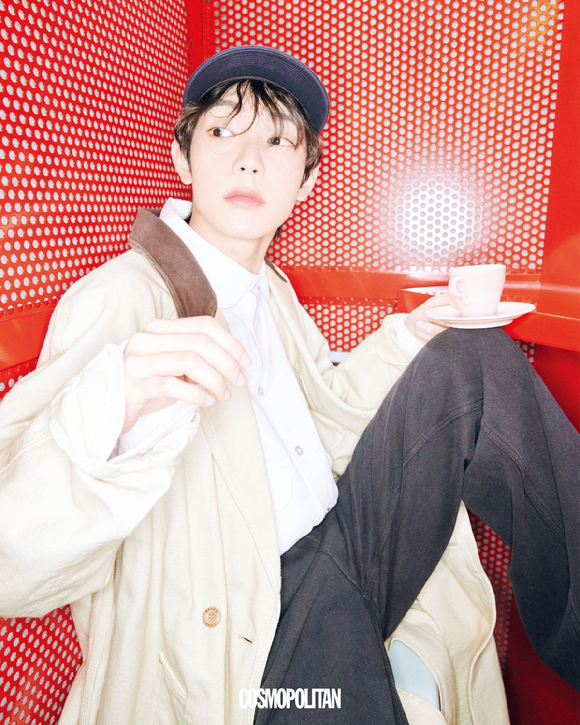 '보플2' 최립우가 화보 촬영에서 포즈를 취하고 있다. [사진=코스모폴리탄]