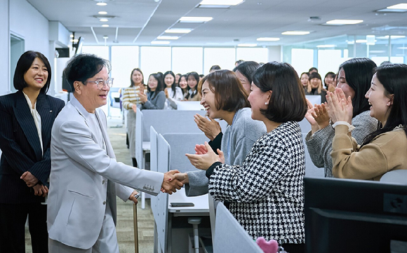 이재현 CJ그룹 회장이 지난 10일 CJ올리브영 본사를 방문해 임직원들을 격려하고 있다. [사진=CJ]