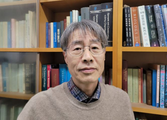 윤성명 교수. [사진=동북아생물다양성연구소]
