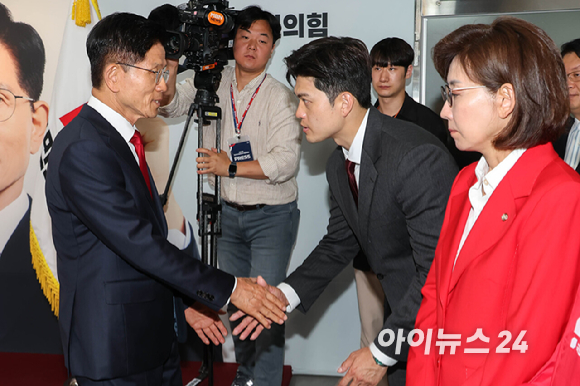 김문수 국민의힘 대선 후보가 4일 서울 여의도 당사에서 대선 결과에 승복하는 기자회견을 한 뒤 김용태 비대위원장과 악수하고 있다. [사진=정소희 기자]