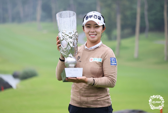 제21회 아이트진로 챔피언십 정상에 오른 김수지가 우승 트로피를 들고 기념 촬영을 하고 있다. [사진=한국여자프로골프협회(KLPGA)]