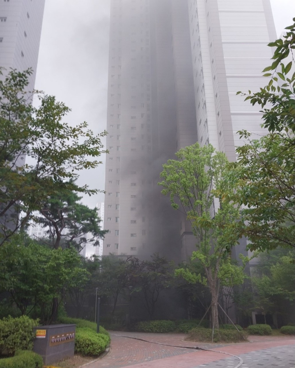 1일 오전 인천 서구 청라동의 한 아파트 지하주차장에서 화재가 발생, 주차장 외부로 검은 연기가 피어오르고 있다. 인천소방본부 제공. [사진=뉴시스]