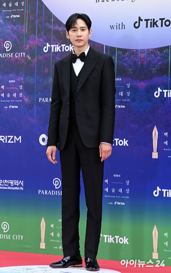 배우 송혜교(왼쪽 위부터 시계방향으로), 박성훈, 김히어라, 김건우, 임지연이 28일 오후 인천 파라다이스시티에서 열린 제59회 백상예술대상 레드카펫에서 포즈를 취하고 있다. [사진=김성진 기자]