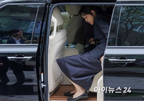 윤석열 전 대통령의 부인 김건희 여사가 6일 서울 종로구 KT광화문빌딩 웨스트에 마련된 민중기 특별검사팀 사무실에 출석하기 위해 차량에서 내리고 있다. [사진=사진공동취재단]
