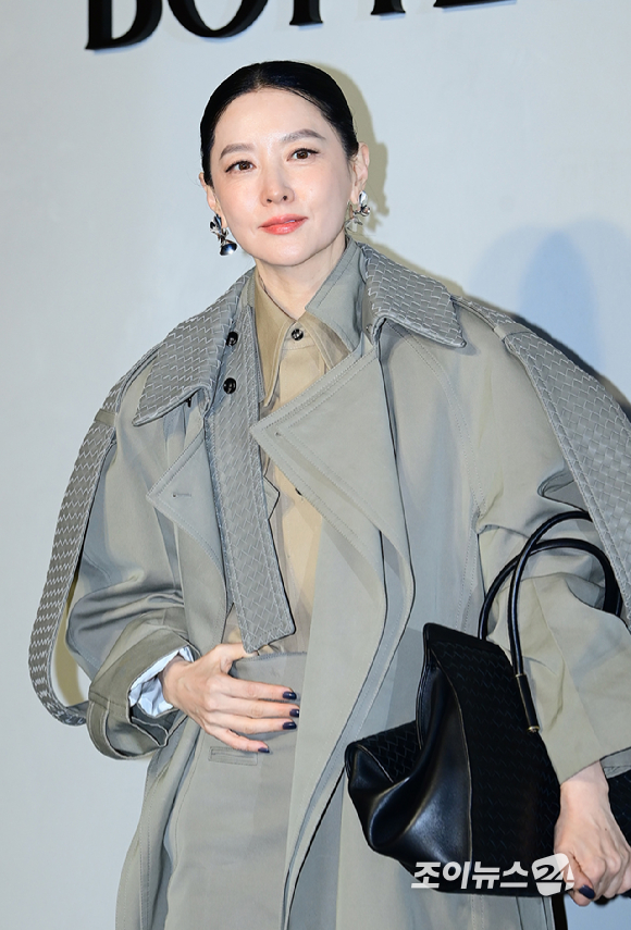 배우 이영애가 28일 오후 서울 성동구 성수동 에스팩토리D동에서 열린 보테가 베네타 2026 여름 프라이빗 뷰 포토콜 행사에 참석하고 있다. [사진=정소희 기자]