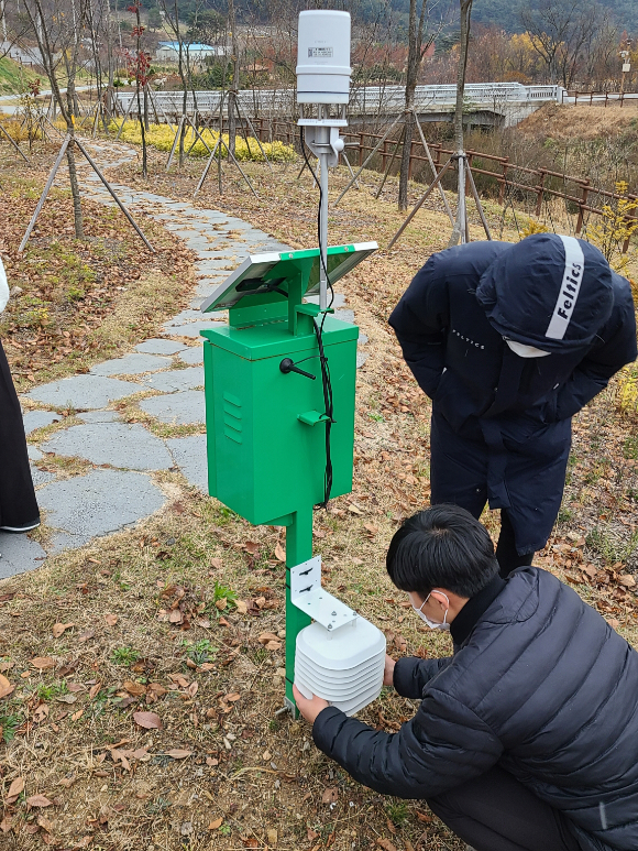 청년인턴이 국립백두대간수목원에서 식물데이터 분석을 위해 현장실사를 하고 있다. [사진=한국수목원정원관리원]