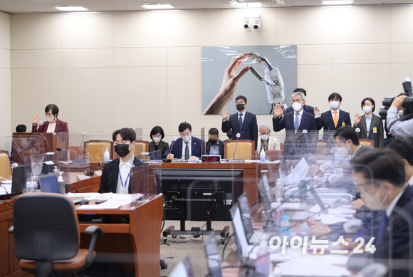 권태선 방송문화진흥회 이사장이 13일 오전 서울 여의도 국회에서 열린 과학기술정보방송통신위원회의 방송문화진흥회&middot;한국방송광고진흥공사 등에 대한 국정감사에서 인사말을 하고 있다. [사진=정소희 기자]