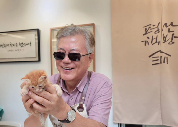 문재인 전 대통령이 이달 중 유튜버로 데뷔한다는 소식이 전해졌다. 사진은 문 전 대통령. [사진=문재인 전 대통령 페이스북]