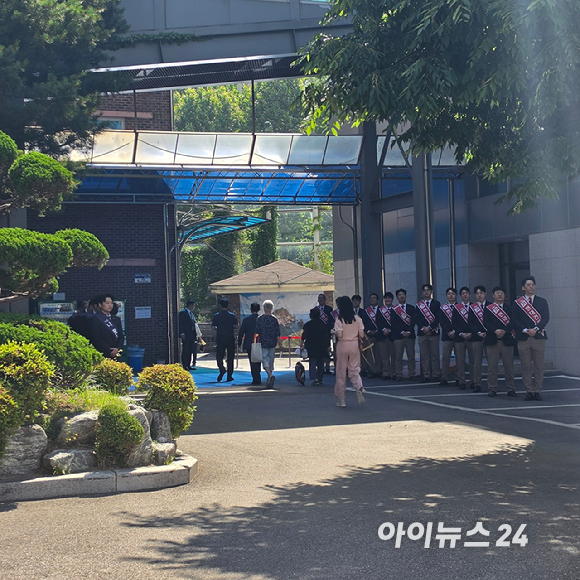 현대건설 직원들이 30일 서울 강남구 압구정고등학교에서 열린 시공사 선정 총회 직후 세레머니를 하고 있다. 이날 현대건설은 압구정5구역을 수주했다. 2026.05.30 [사진=이효정 기자 ]