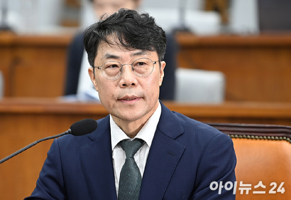김성수 대법관 후보자가 14일 서울 여의도 국회에서 열린 제439회 국회(정기회) 대법관(김성수) 임명동의에 관한 인사청문특별위원회에서 의원질의에 답변하고 있다. [사진=곽영래 기자]