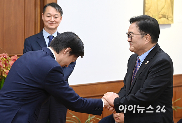 조국 조국혁신당 대표가 25일 서울 여의도 국회에서 우원식 국회의장을 예방하고 있다. [사진=곽영래 기자]