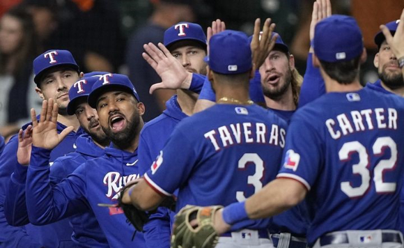 MLB 텍사스 선수들이  16일(한국시간) 열린 휴스턴과 ALCS 1차전 원정 경기에 2-0 승리를 거둔 뒤 기빠하고 있다. [사진=뉴시스]