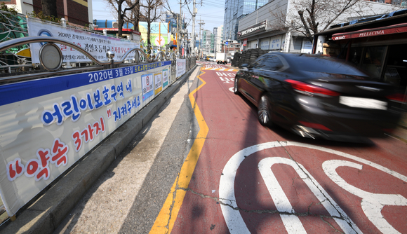 어린이 보호구역(스쿨존) 내 주행하는 자동차 모습. [사진=조성우 기자]
