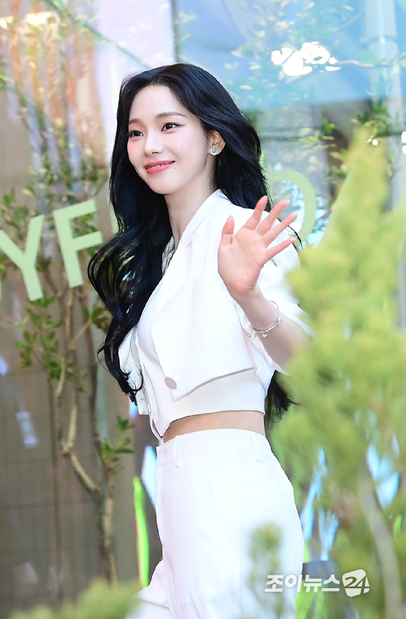 그룹 에스파(aespa) 카리나가 19일 오후 서울 성동구 성수동 올리브영N 성수에서 열린 미쟝센 '퍼펙트 세럼 팝업' 팝업 행사 오픈 기념 포토콜 행사에 참석하고 있다. [사진=정소희 기자]