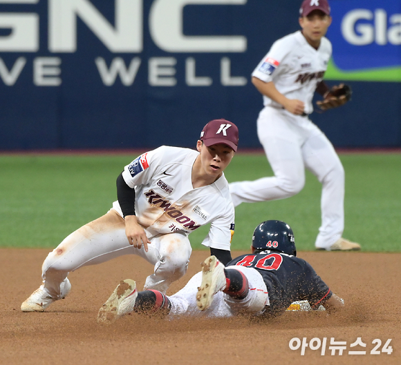 31일 서울 고척스카이돔에서 '2022 KBO리그' 롯데 자이언츠 대 키움 히어로즈의 경기가 펼쳐졌다. 8회초 2사 1루 롯데 정훈의 타석때 1루 주자 황성빈이 도루 실패하고 있다. [사진=정소희 기자]