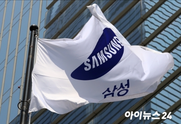 서울 본사에 걸린 삼성 깃발이 펄럭이고 있다.