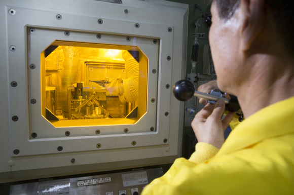한국원자력연구원 연구진들이 방사성동위원소 생산 시설에서 ‘루테튬-177’을 제조하고 있다 [사진=원자력연]