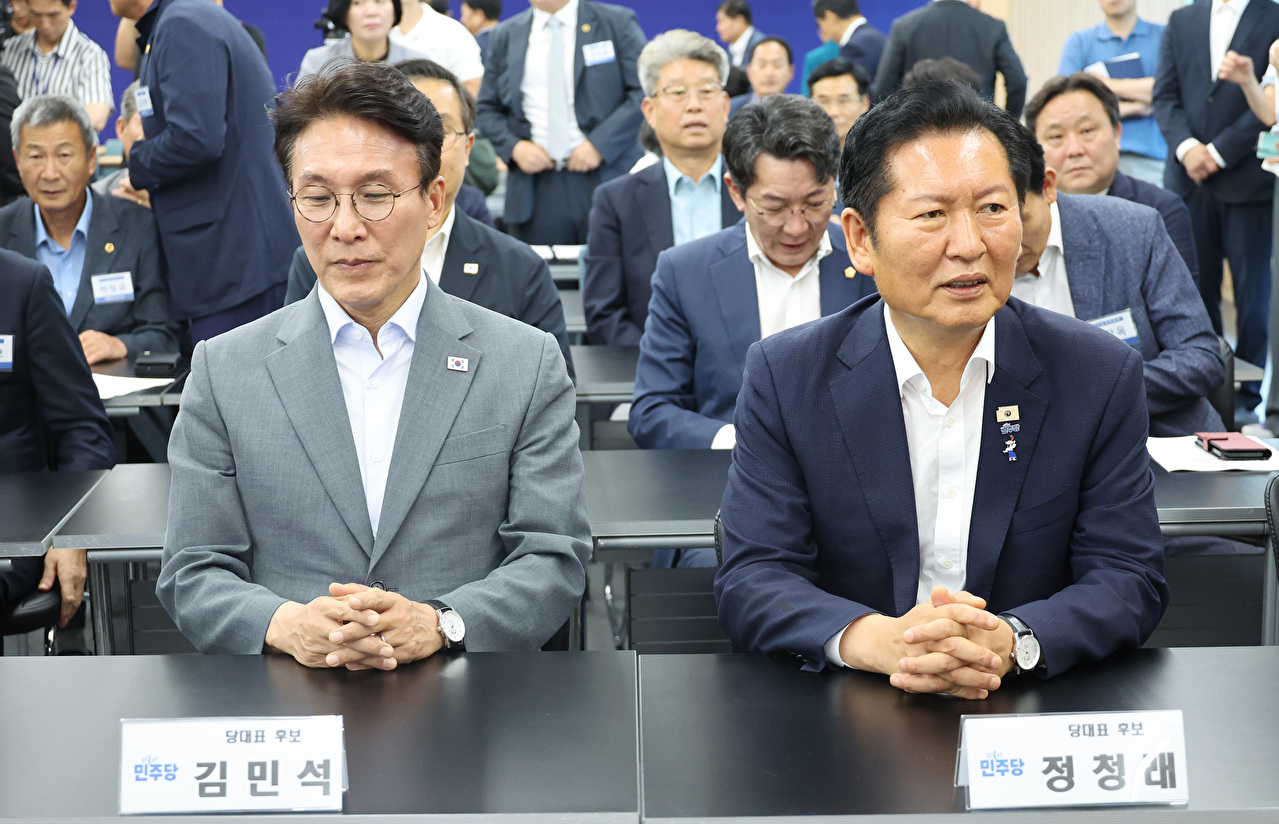 정청래 전 대표와 김민석 전 총리가 10일 전주시 더불어민주당 전북특별자치도당 당사에서 열리는 민주당 상무위원회의에 참석하고 있다. 2026.7.10 [사진=연합뉴스]