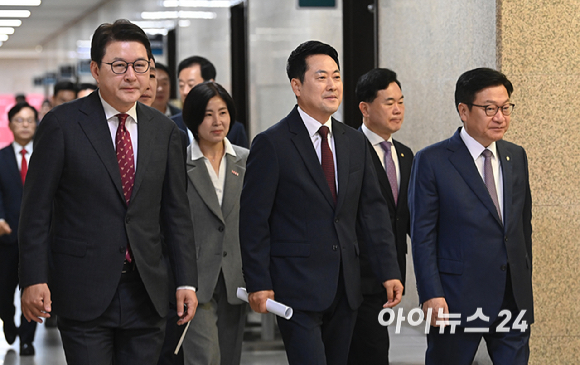 국민의힘 장동혁 당대표와 정점식 원내대표 등 지도부가 29일 서울 여의도 국회에서 열린 최고위원회의에 참석하고 있다. [사진=곽영래 기자]