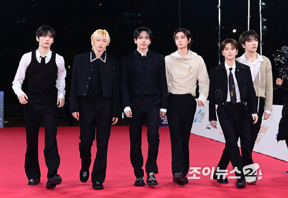 그룹 보이넥스트도어(BOYNEXTDOOR)가 19일 오후 서울 영등포구 여의도 KBS홀에서 열린 제46회 청룡영화상 레드카펫 행사에 참석하고 있다. [사진=정소희 기자]