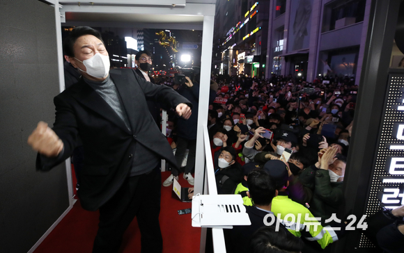 공식 선거운동 마지막 날인 8일 저녁 윤석열 국민의힘 대선후보가 서울 강남역 인근에서 시민들과 만나 지지를 호소하고 있다. [사진=국회사진취재단]