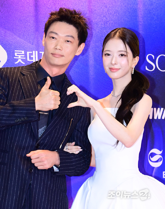 배우 카사마츠 쇼와 노정의가 7일 부산 시그니엘 부산 그랜드 볼룸에서 열린 2026 제35회 부일영화상에 시상식 레드카펫 행사에 시상자로 참석하고 있다. [사진=정소희 기자]