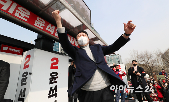 윤석열 국민의힘 대선 후보가 7일 경기도 안양시 평촌중앙공원에서 열린 유세에서 시민들에게 지지를 호소하고 있다. [사진=국회사진취재단]