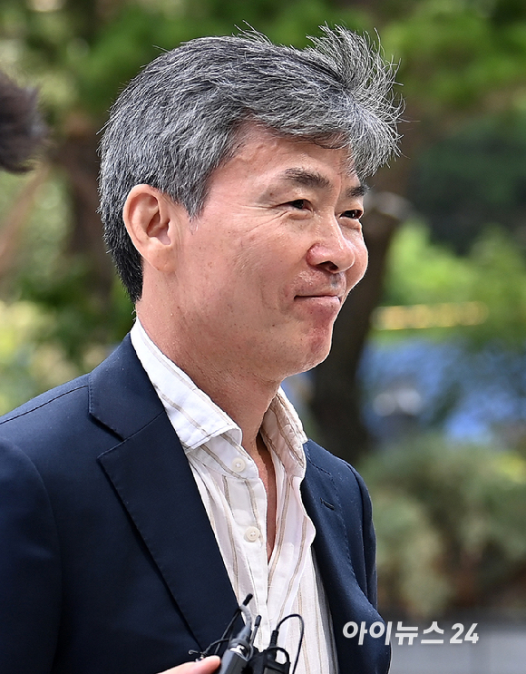'도이치모터스 주가조작' 사건의 공범에게 재판 형량을 줄여달라는 청탁을 받은 혐의를 받는 이종호 전 블랙펄인베스트 대표가 30일 서울 종로구 김건희 특검팀(특별검사 민중기)에 출석하고 있다. [사진=곽영래 기자]