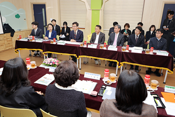 김영환 충북지사와 윤건영 충북교육감이 15일 청주 샛별초등학교에서 늘봄학교에 대한 현장 의견을 듣고 있다. [사진=충북교육청]