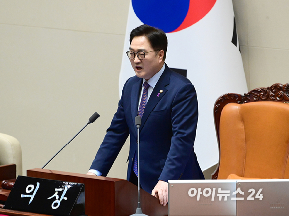 우원식 국회의장이 지난 13일 오후 서울 여의도 국회 본회의장에서 열린 제422회 국회(임시회) 제5차 본회의 경제 분야 대정부 질문에서 고성이 오간 여야 의원들에게 주의를 주고 있다. [사진=정소희 기자]