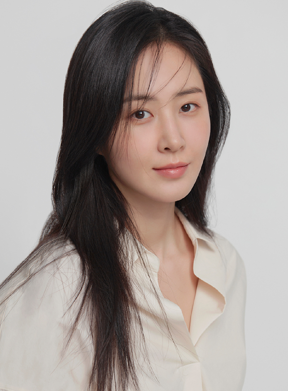 소녀시대 멤버이자 배우 권유리가 영화 '돌핀' 인터뷰에 앞서 포즈를 취하고 있다. [사진=SM엔터테인먼트]