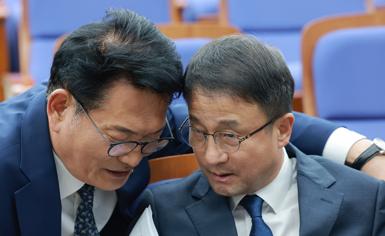 더불어민주당 송영길 의원(왼쪽)이 한병도 원내대표와 29일 국회에서 열린 의원총회에 참석해 대화하고 있다. 2026.9.29 [사진=연합뉴스]
