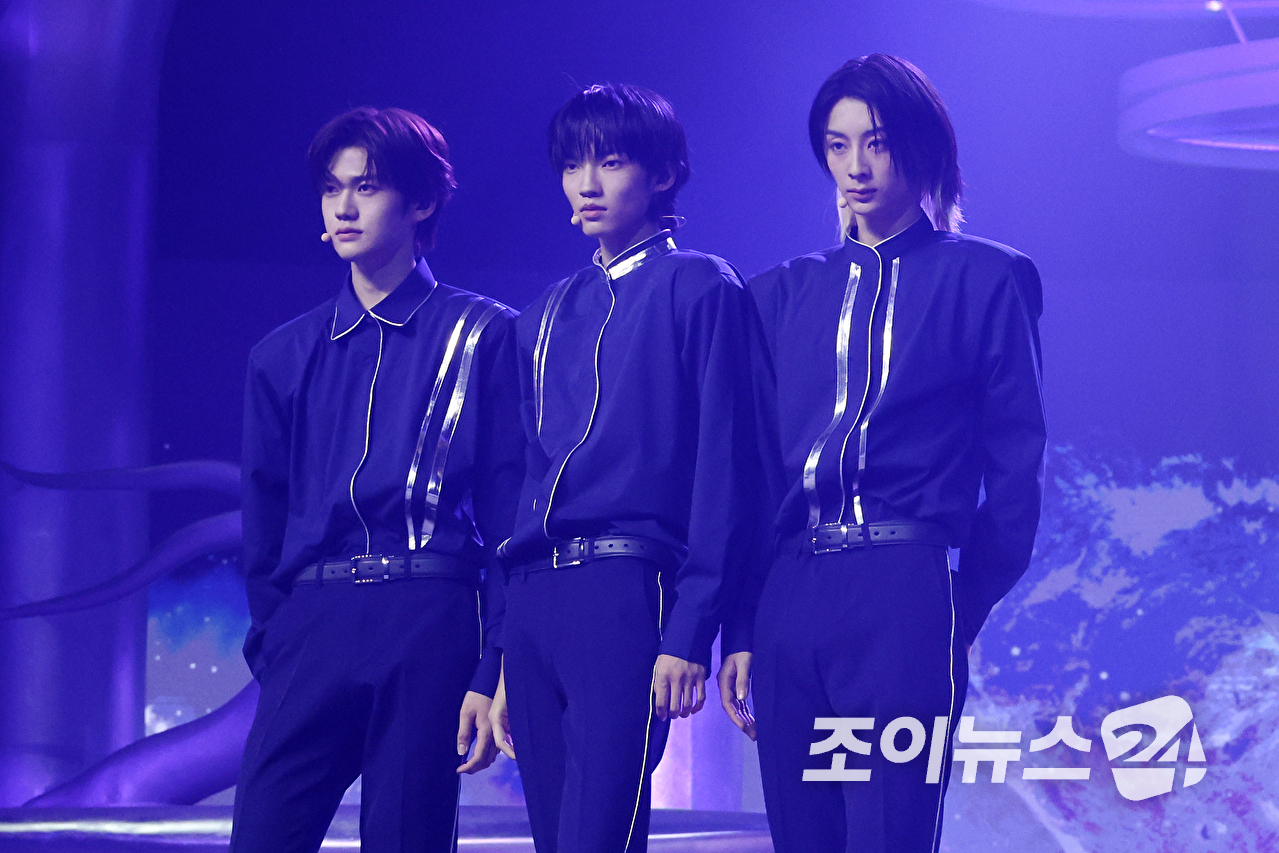 그룹 A2O 소울이 12일 오후 경기도 고양시 일산 킨텍스에서 진행된 A2O 소울(A2O SOUL)&middot;A2O 라이트(A2O LITE)의 데뷔쇼 '웰컴 투 소울라이트 프롬 A2O 소울 A2O 라이트(WELCOME TO SOULITE From A2O SOUL A2O LITE)' 행사에 참석해 열띤 무대를 펼치고 있다. [사진=문수지 기자]