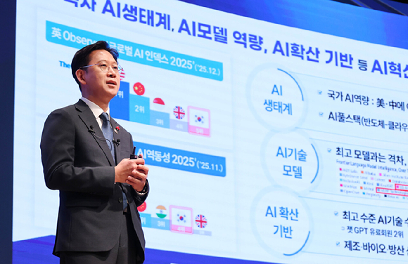 18일 대한상의에서 열린 CEO 조찬간담회에서 최태원 대한상의 회장(오른쪽)과 배경훈 부총리가 악수를 하고 있다. [사진=대한상의]