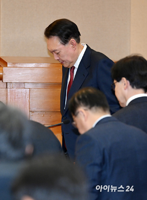 윤석열 대통령이 23일 서울 종로구 헌법재판소에서 열린 탄핵심판 4차 변론에 출석하고 있다. [사진=사진공동취재단]