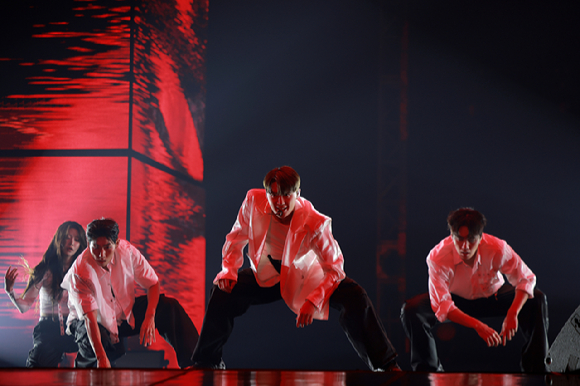 가수 김준수, 김재중이 데뷔 20주년 기념 단독 콘서트에서 무대를 꾸미고 있다. [사진=팜트리아일랜드, iNKODE]