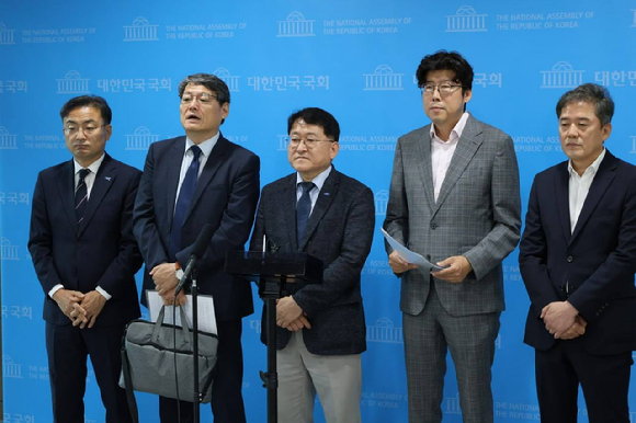 더불어민주당 이재명 대표가 지난 3월 9일 서울 여의도 국회에서 열린 비상시국 공동대응을 위한 야 5당 원탁회의에서 발언하고 있다. 왼쪽부터 기본소득당 용혜인 대표, 조국혁신당 김선민 대표 권한대행, 더불어민주당 이재명 대표, 진보당 김재연 상임대표, 사회민주당 한창민 대표. 2025.3.9 [사진=연합뉴스]