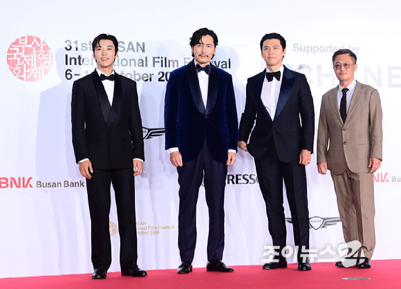 '메이드 인 코리아2' 배우 정우성-현빈이 6일 부산 해운대구 영화의전당에서 열린 제31회 부산국제영화제 개막식 레드카펫 행사에 참석하고 있다. [사진=정소희 기자]