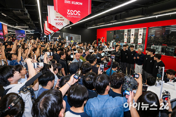 젠슨 황 엔비디아 최고경영자(CEO)가 5일 서울 마포구 &lsquo;T1 베이스 캠프&rsquo;를 방문해 &lsquo;페이커&lsquo; 이상혁을 비롯한 e스포츠 구단 T1의 리그 오브 레전드(LoL) 선수단을 만난 뒤 페이커 선수에게 받은 유니폼을 꺼내보고 있다. [사진=곽영래 기자]