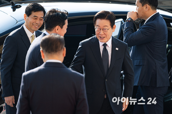 이재명 대통령이 4일 오전 서울 여의도 국회에서 열린 2026년도 예산안 및 기금운용계획안 대통령 시정연설에 참석하며 우원식 국회의장과 인사하고 있다. [사진=국회사진기자단]