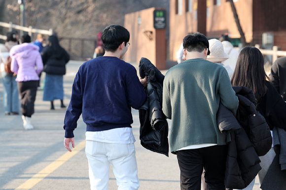 평년기온을 웃도는 포근한 날씨를 보인 지난 1월 31일 오후 서울 중구 남산에서 시민들이 겉옷을 벗어 손에 들고 산책하고 있다. [사진=뉴시스]
