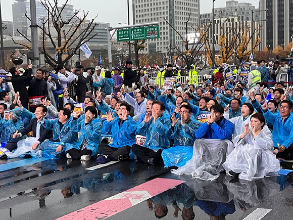 이재명 더불어민주당 대표를 비롯한 당 소속 의원들이 16일 오후 서울 광화문 북측광장 인근에서 더불어민주당 주최로 열린 '김건희 윤석열 국정농단 규탄·특검 촉구 제3차 국민 행동의 날' 장외 집회에서 함성을 지르고 있다.  [사진=라창현 기자]